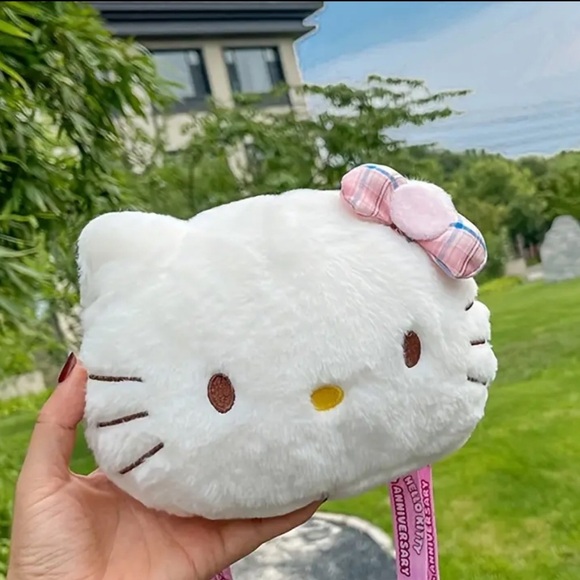 Sanrio (hello kitty) NWT crossbody bag - hand strap in bag - Picture 2 of 5